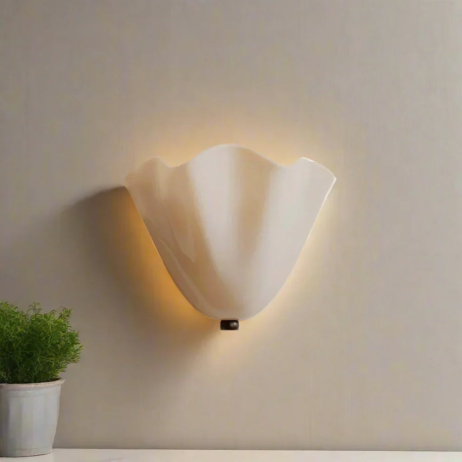 Detail of the ribbed shell pattern on the lamp