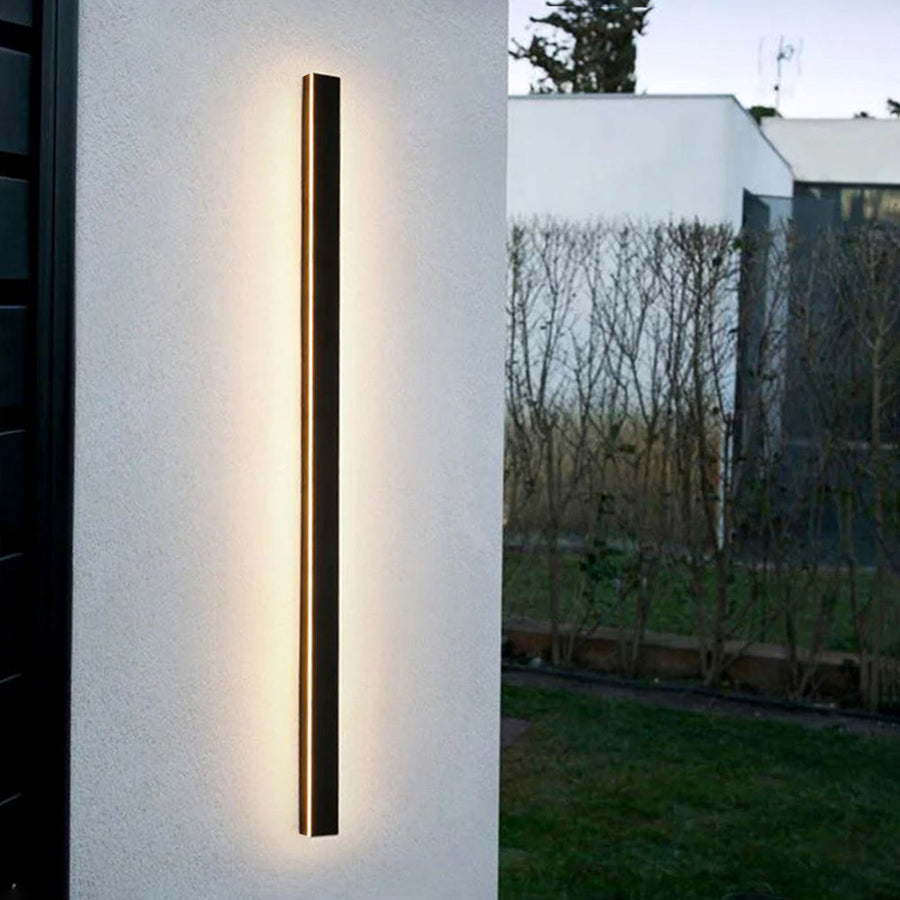 Wall light mounted vertically on an exterior corner