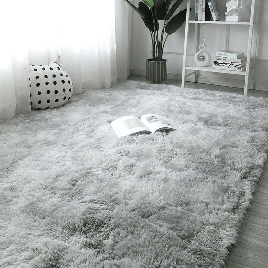 Light gray tie-dye shag rug on bedroom floor