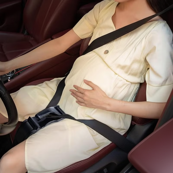 Maternity belt guiding the seat belt below the belly