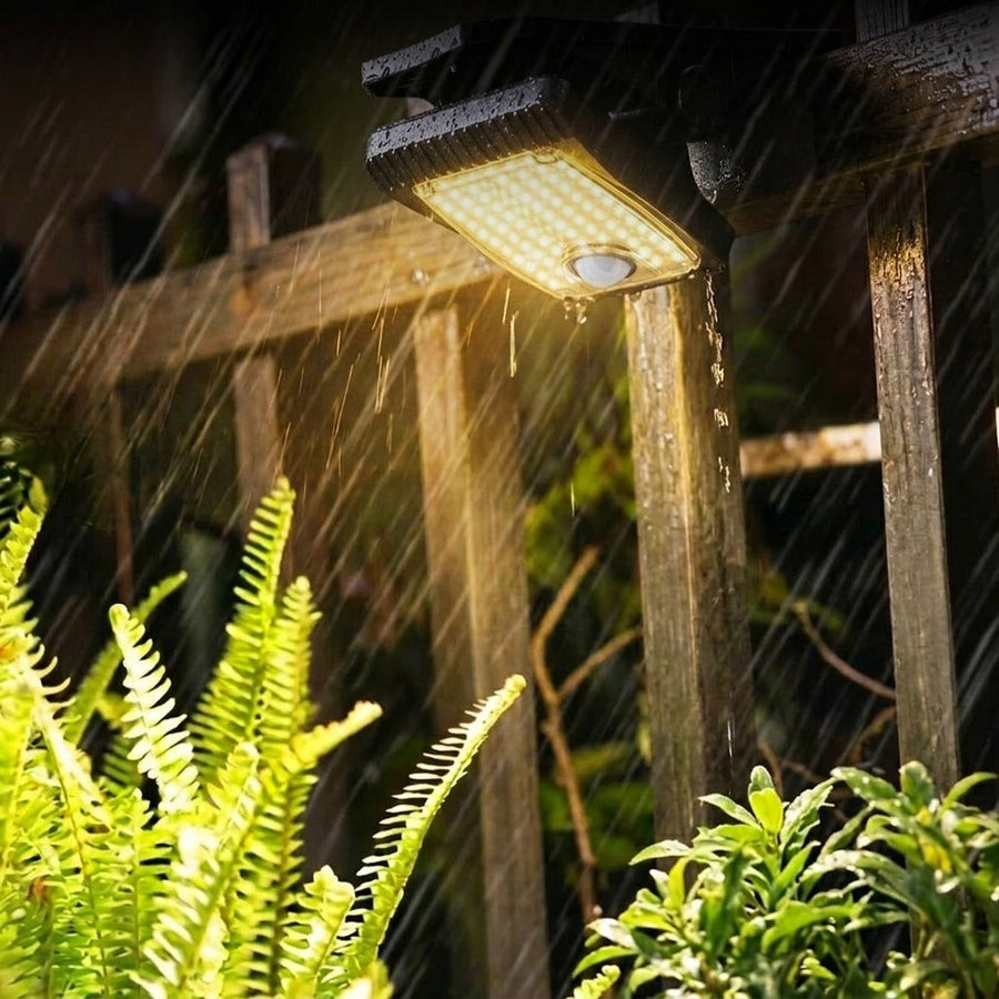 Solar light in the rain, water-resistant IP44 rating